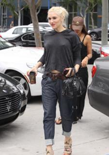 Gwen Stefani feet photo thumbnail