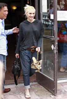 Gwen Stefani feet photo thumbnail