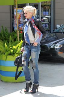 Gwen Stefani feet photo thumbnail