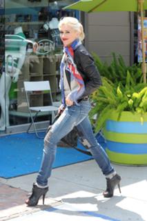 Gwen Stefani feet photo thumbnail