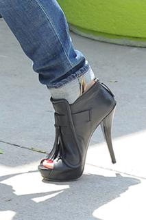 Gwen Stefani feet photo thumbnail