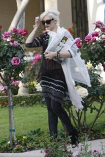 Gwen Stefani feet photo thumbnail