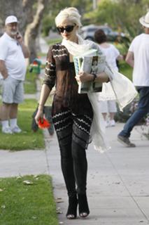 Gwen Stefani feet photo thumbnail