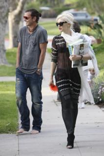 Gwen Stefani feet photo thumbnail