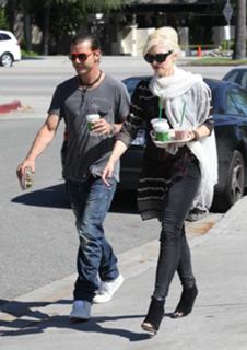 Gwen Stefani feet photo thumbnail