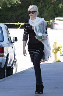 Gwen Stefani feet photo thumbnail