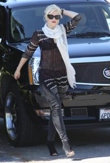 Gwen Stefani feet photo thumbnail