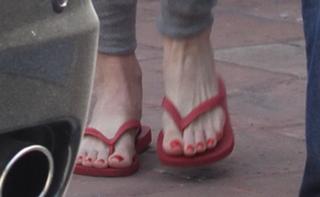 Gwen Stefani feet photo thumbnail