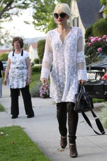 Gwen Stefani feet photo thumbnail