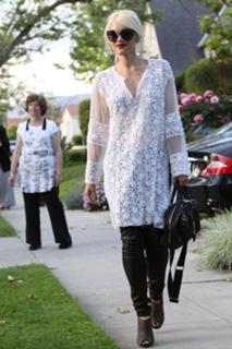 Gwen Stefani feet photo thumbnail