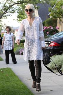 Gwen Stefani feet photo thumbnail