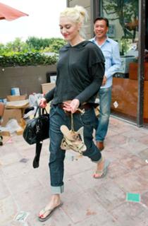 Gwen Stefani feet photo thumbnail