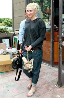 Gwen Stefani feet photo thumbnail