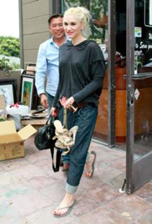 Gwen Stefani feet photo thumbnail