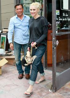 Gwen Stefani feet photo thumbnail