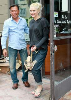 Gwen Stefani feet photo thumbnail