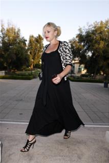 Gwen Stefani feet photo thumbnail