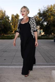 Gwen Stefani feet photo thumbnail