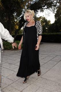 Gwen Stefani feet photo thumbnail