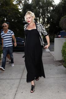 Gwen Stefani feet photo thumbnail