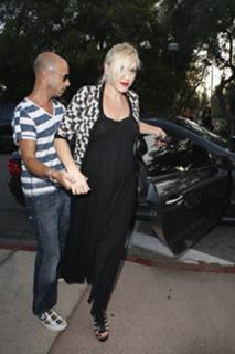 Gwen Stefani feet photo thumbnail