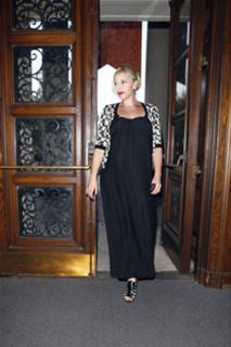 Gwen Stefani feet photo thumbnail