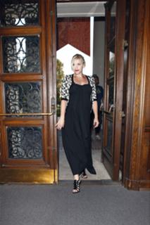 Gwen Stefani feet photo thumbnail