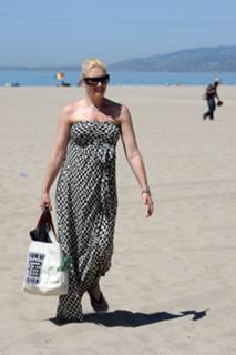 Gwen Stefani feet photo thumbnail