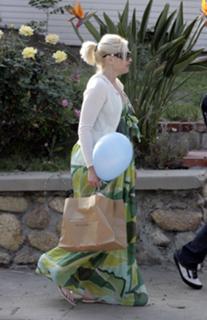 Gwen Stefani feet photo thumbnail