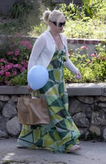 Gwen Stefani feet photo thumbnail