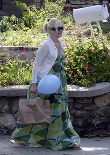 Gwen Stefani feet photo thumbnail