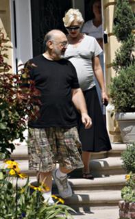 Gwen Stefani feet photo thumbnail