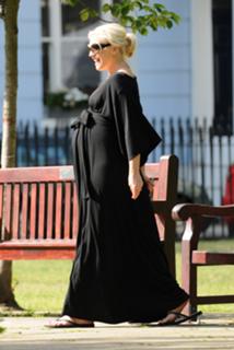 Gwen Stefani feet photo thumbnail