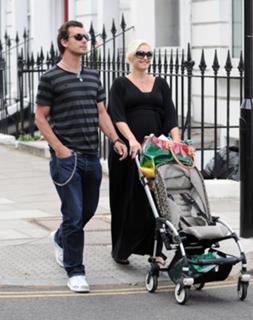 Gwen Stefani feet photo thumbnail