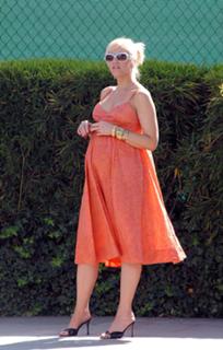 Gwen Stefani feet photo thumbnail