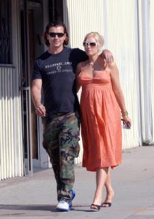 Gwen Stefani feet photo thumbnail