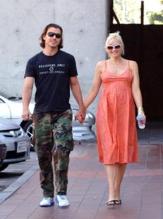 Gwen Stefani feet photo thumbnail