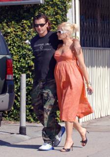 Gwen Stefani feet photo thumbnail