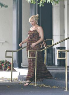 Gwen Stefani feet photo thumbnail