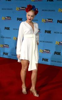 Gwen Stefani feet photo thumbnail