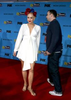 Gwen Stefani feet photo thumbnail