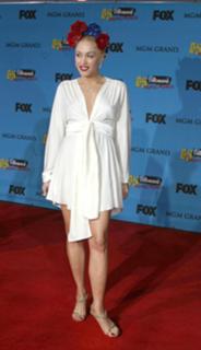 Gwen Stefani feet photo thumbnail