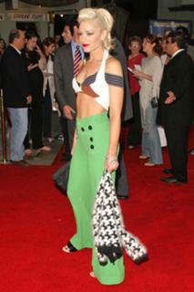 Gwen Stefani feet photo thumbnail