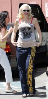 Gwen Stefani feet photo thumbnail