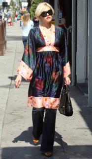 Gwen Stefani feet photo thumbnail