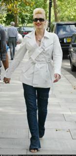 Gwen Stefani feet photo thumbnail