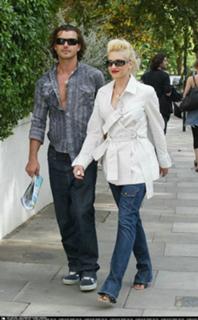 Gwen Stefani feet photo thumbnail