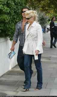 Gwen Stefani feet photo thumbnail