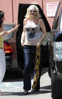 Gwen Stefani feet photo thumbnail