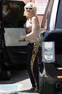 Gwen Stefani feet photo thumbnail
